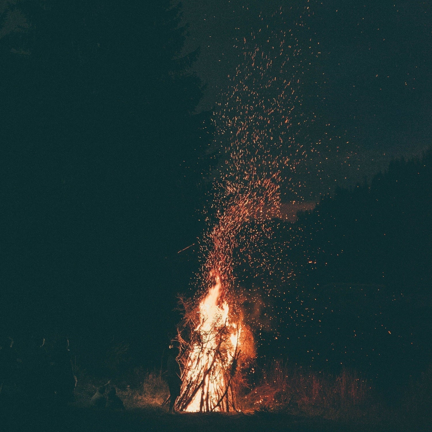 Kresna noč - zgodba o kresovanju in nadnaravnih močeh